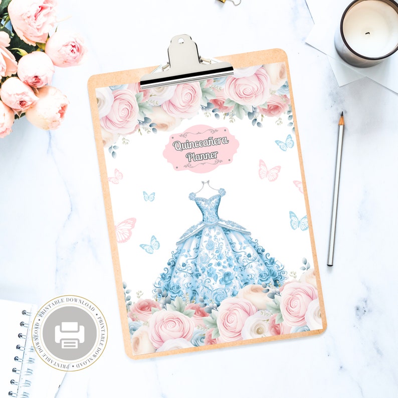 Op de afbeelding: Een printbare Quincea&ntilde;era-planner met een lichtblauwe jurk en roze bloemen. De planner heeft de tekst "Quincea&ntilde;era Planner" op de omslag.