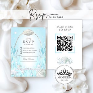 Peut inclure: Une carte RSVP bleu clair avec des illustrations d'arche de coquillages, d'algues et d'étoiles de mer avec le texte RSVP BY JUNE 1ST, et une carte blanche avec un QR code noir et le texte SCAN HERE TO RSVP, avec un logo de téléchargement numérique.