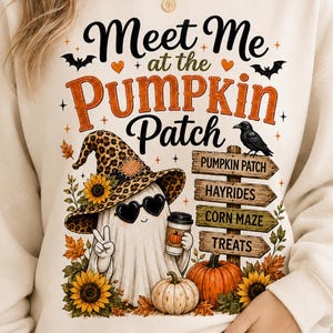 Può includere: Una felpa girocollo color crema con una stampa grafica che recita Meet Me at the Pumpkin Patch. Il design include un fantasma che indossa un cappello da strega leopardato e occhiali a forma di cuore, girasoli e un cartello stradale in legno.