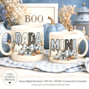 Può includere: Due tazze in ceramica bianca con motivi a quadri blu e bianchi, zucche, fantasmi e fiocchi. La tazza più grande mostra la scritta DADA, quella più piccola la scritta MINI. Entrambe le tazze includono zucche con la scritta Hello BOO.