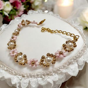 Pink flower beaded bracelet/Freshwater pearl bracelet/Dainty handmade bracelet/Dainty beaded bracelet/Gift for her.