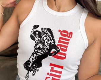 Regata Girl Gang, Regata Western Cowgirl Feminista Racer, Regata Estampada Ajustada Y2K, Roupa para Show Country, Regata para Despedida de Solteira, Presentes para Ela