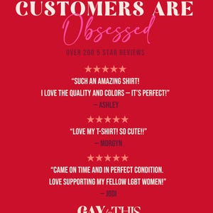 Puede incluir: Un gr&aacute;fico rojo con texto blanco y rosa. El texto dice "CUSTOMERS ARE Obsessed" y "OVER 200 5 STAR REVIEWS." Hay rese&ntilde;as de clientes con citas como "SUCH AN AMAZING SHIRT!" y "LOVE MY T-SHIRT! SO CUTE!!" El logo "GAY for THIS" est&aacute; en la parte inferior.