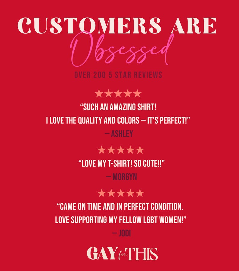 Puede incluir: Un gr&aacute;fico rojo con texto blanco y rosa. El texto dice "CUSTOMERS ARE Obsessed" y "OVER 200 5 STAR REVIEWS." Hay rese&ntilde;as de clientes con citas como "SUCH AN AMAZING SHIRT!" y "LOVE MY T-SHIRT! SO CUTE!!" El logo "GAY for THIS" est&aacute; en la parte inferior.
