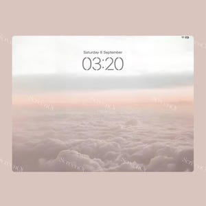 Könnte beinhalten: Ein digitales Uhr-Display auf einem Tablet zeigt die Zeit 03:20 mit dem Datum Samstag, 8. September. Der Hintergrund ist ein weicher, rosa und weißer, bewölkter Himmel.