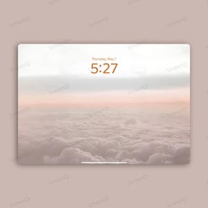 以下が含まれることがあります： Thursday, May 7というテキストと5:27という時刻が茶色のフォントで表示された、ロック画面インターフェースを持つ長方形のデジタルタブレット画面。背景には、夕暮れ時の雲の柔らかくかすんだ景色が、落ち着いたピンクと白の色調で描かれています。