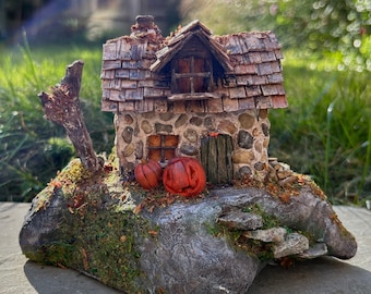 Miniatyrupplyst Halloween-älvhus med glödande pumpa
