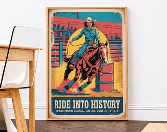 Può includere: Un poster vintage incorniciato a tema rodeo. L'opera raffigura una cowgirl a cavallo, che corre attorno a un barile. Il poster riporta il testo "RIDE INTO HISTORY" e "TEXAS RODEO CLASSIC, DALLAS, JUNE 10-13, 1975". La tavolozza dei colori comprende blu, rosso, giallo e marrone.