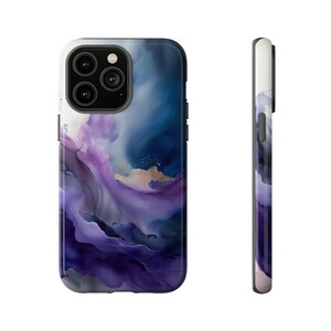 Peut inclure: Une coque de téléphone avec un design abstrait violet et bleu. La coque a une bosse de caméra surélevée et une bordure noire.
