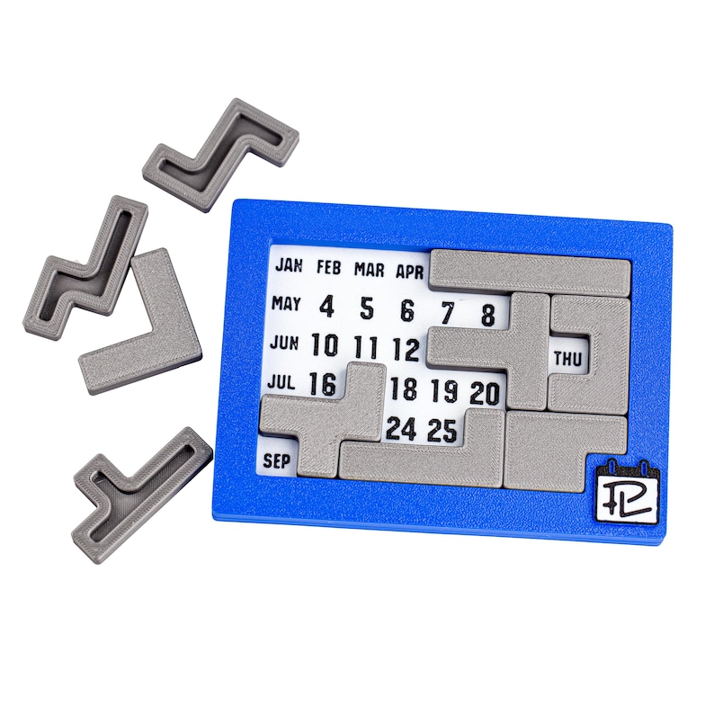 Op de afbeelding: Een blauwe kalenderpuzzel met grijze puzzelstukken. De kalenderpuzzel heeft de maanden januari, februari, maart, april, mei, juni, juli, september en de dagen van de week donderdag. De puzzelstukken zijn L-vormig en T-vormig.