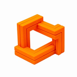 Puede incluir: Rompecabezas geométrico de color naranja brillante con un diseño tridimensional. El rompecabezas está compuesto por bloques rectangulares dispuestos para crear una ilusión óptica de un bucle continuo. El objeto está sobre un fondo blanco liso.