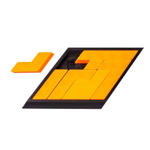 Könnte beinhalten: Ein orangefarbenes und schwarzes geometrisches Puzzle. Das Puzzle besteht aus ineinandergreifenden Teilen, wobei ein Teil getrennt ist. Das Design ist in einem schwarzen Rahmen gehalten. Der Hintergrund ist weiß.