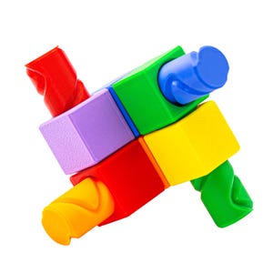 Könnte beinhalten: Ein farbenfrohes, ineinandergreifendes Spielzeugpuzzle. Das Puzzle besteht aus roten, lila, grünen, gelben und blauen Komponenten mit verdrehten und zylindrischen Elementen. Das Spielzeug ist für Kinder konzipiert und ein lustiges Lernwerkzeug.