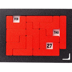 Op de afbeelding: Rode en zwarte kalenderpuzzel met de datum 27 februari, donderdag.