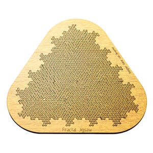Puede incluir: Un rompecabezas fractal de madera con un patrón complejo y repetitivo. El rompecabezas es triangular con esquinas redondeadas y presenta el texto "Fractal Jigsaw" y "Designer Oskar van Deventer". La madera es de color marrón claro.