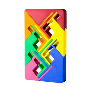 Könnte beinhalten: Ein farbenfrohes geometrisches Puzzle aus ineinandergreifenden Teilen in Rot, Orange, Gelb, Grün, Blau und Pink. Das Puzzle ist aus Kunststoff und hat ein 3D-Design.