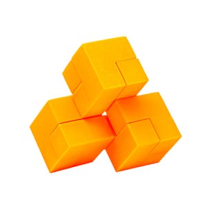 Op de afbeelding: Drie feloranje in elkaar grijpende kubuspuzzelstukken. Elke kubus heeft een unieke vorm met uitgesneden secties, ontworpen om in elkaar te passen. De puzzel is gemaakt van een solide, glad materiaal.