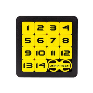 Peut inclure: Un jeu de puzzle coulissant jaune et noir avec les chiffres de 1 à 14, et le mot "UNFIFTEEN" dans la dernière case. Le puzzle est dans un cadre carré noir.