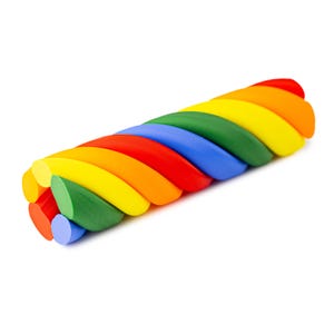 Könnte beinhalten: Ein regenbogenfarbener, gedrehter Radiergummi aus Plastik. Der Radiergummi besteht aus sechs verschiedenen Farben: Rot, Orange, Gelb, Grün, Blau und Lila.
