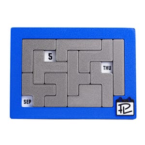 Op de afbeelding: Een blauwe kalenderpuzzel met een grijs doolhof. De datum is 5 september, donderdag. De puzzel is gemaakt door het bedrijf "PZ".