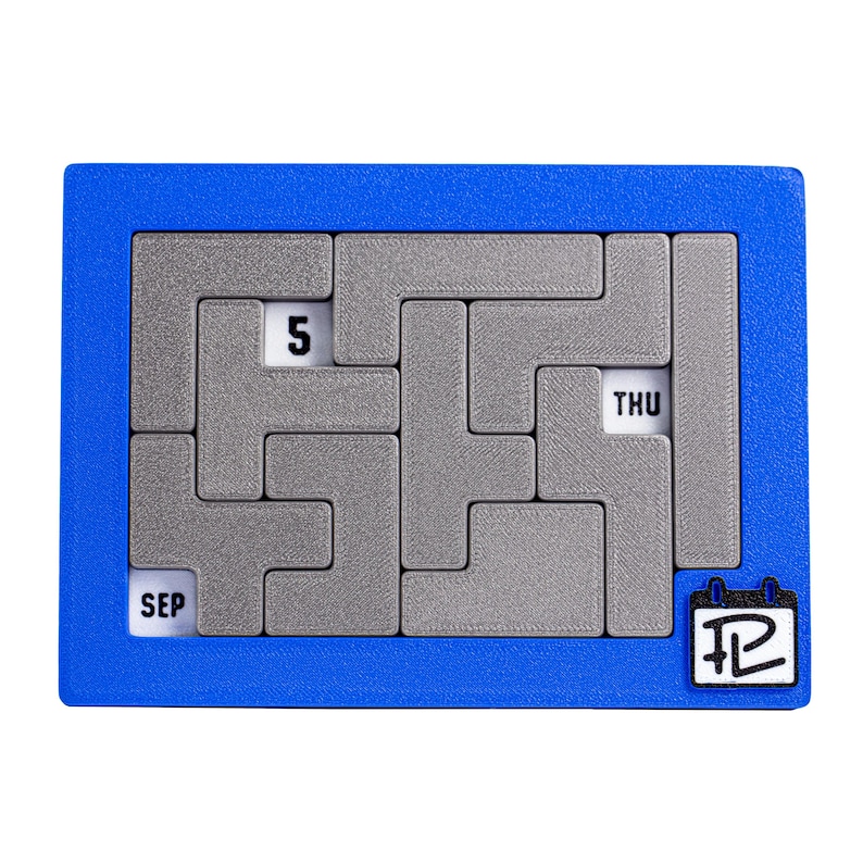 Op de afbeelding: Een blauwe kalenderpuzzel met een grijs doolhof. De datum is 5 september, donderdag. De puzzel is gemaakt door het bedrijf "PZ".