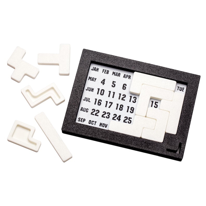 Op de afbeelding: Een witte kalenderpuzzel met zwarte tekst en cijfers. De puzzel is gemaakt van witte stukken die in elkaar passen om een ​​kalenderrooster te vormen. Het kalenderrooster toont de maanden van het jaar, van januari tot december. De puzzel bevindt zich op een zwarte achtergrond.