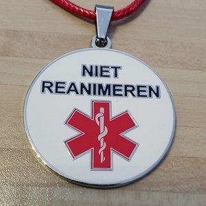 Op de afbeelding: Een ronde witte medische waarschuwingskaart met een rood ster-van-leven-symbool en de tekst "NIET REANIMEREN" in zwart.