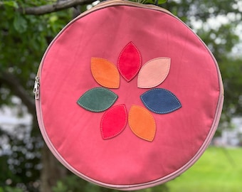 Bolsa Shaman Drum feita de couro bovino legítimo em duas lindas cores, com estampa floral, mochila, bolso traseiro e alça de ombro.