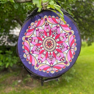 Sac Shaman Drum Mandala avec un sac à dos et une fermeture éclair arrière pratique conçue pour transporter votre batterie.