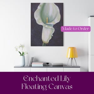 Könnte beinhalten: Eine weiße Calla-Lilie, die auf einem dunklen Hintergrund gemalt ist. Das Gemälde ist auf einer schwebenden Leinwand, einer Art Leinwand, die über einen Rahmen gespannt und dann ohne sichtbare Hardware an einer Wand montiert wird. Die Leinwand wird auf Bestellung angefertigt.