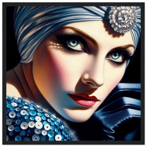 Arte murale Art Déco "Mysterious Blue" stampata su carta opaca classica con cornice in legno nero. Look glamour, ideale per casa, ufficio o per gli amanti dell'Art Déco.