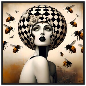Peut inclure: Une femme avec une sphère en damier noir et blanc pour tête, surmontée d'une seule rose blanche, est entourée d'un essaim d'abeilles. La femme a les yeux et les lèvres foncés, et regarde vers le haut et vers la droite. L'arrière-plan est de couleur brun clair.
