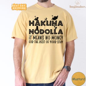 a man wearing a t - shirt that says hakuna noodlela it