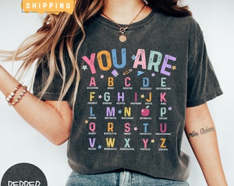 Camiseta de afirmación para maestros, camiseta de colores cómodos con el alfabeto "Eres maestro", regreso a clases, regalo de agradecimiento para maestros, camiseta con el alfabeto para maestros