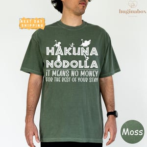 a man wearing a t - shirt that says hakuna noodlela