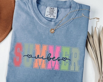 Chemise couleurs confort Summer Vibes, t-shirt d'été rétro tendance, graphique vacances à la plage, cadeau esthétique pour elle, t-shirt confort journée ensoleillée
