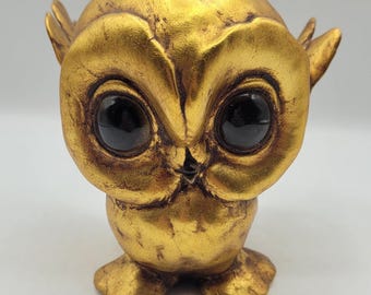 Vintage gouden uilbeeldje Anthony Freeman McFarlin ondertekend keramische uil met grote glazen ogen vleugels gespreid halverwege de eeuw