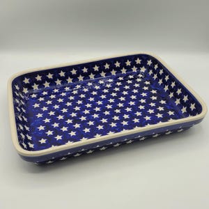 Cazuela rectangular de gres con estrellas blancas y azules de la marca Boleslawiec, fabricada en Polonia.