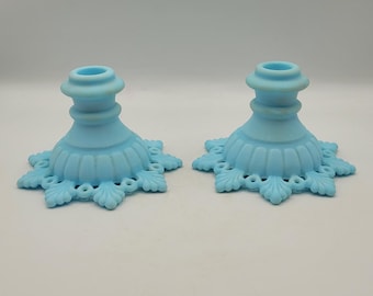 Candelabros antiguos de cristal satinado azul lechoso Westmoreland con borde de encaje y diseño dórico (par)