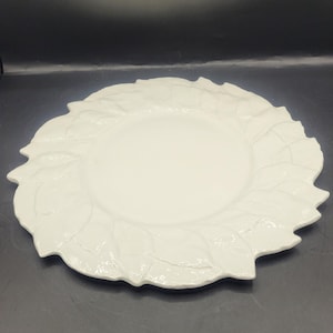 Plato de cerámica vintage italiano Este Ceramiche con borde de hojas, acabado blanco brillante.