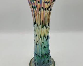 Jarrón antiguo Fenton April Showers de cristal iridiscente verde Carnival de 10 pulgadas con forma oscilante.