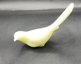 Vintage Fenton Custard verre satiné longue queue oiseau du bonheur en verre figurine brille avec les UV
