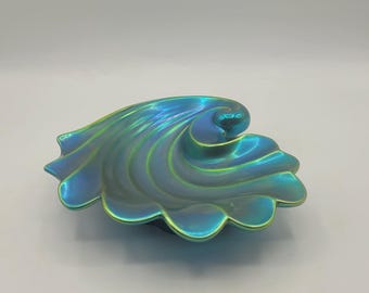 Plato de cerámica vintage Zsolnay de Hungría, eosina, estilo Art Déco, con brillo iridiscente y diseño de hojas.