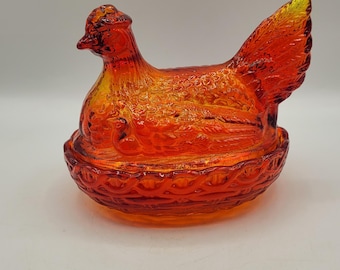 Gallina de cristal ámbar LE Smith vintage en nido, brillo cadmio, cola sólida, color naranja amarillento, tejido de cesta