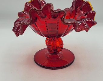 Castiçal vintage MCM LG Wright em vidro vermelho rubi e amarelo cádmio com borda ondulada e detalhes em contas, modelo Fenton.