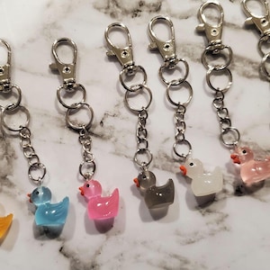 Leuchtende Badeente Schlüsselanhänger Niedlicher Anhänger für Brieftasche Schlüsselanhänger Ducky Schlüsselanhänger Geschenk für Freunde Schlüsselanhänger für Entenliebhaber Handtaschen Fob