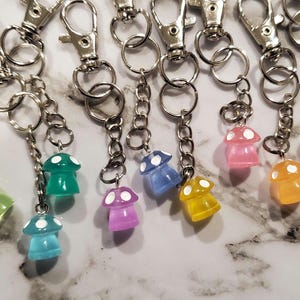 Llavero con forma de hongo luminiscente, bonito amuleto para billetera, llavero con forma de hongo, regalo para amigos, llavero para bolso que brilla en la oscuridad.