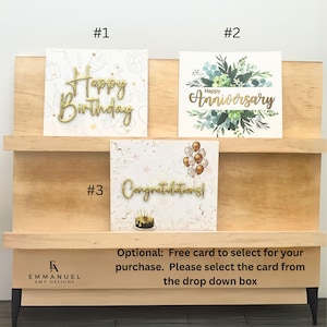 Peut inclure: Trois cartes de v&oelig;ux rectangulaires &eacute;tiquet&eacute;es #1, #2 et #3. La carte #1 pr&eacute;sente un texte dor&eacute; Happy Birthday. La carte #2 affiche un feuillage vert avec un texte dor&eacute; Happy Anniversary. La carte #3 montre des ballons et un g&acirc;teau avec un texte dor&eacute; Congratulations.