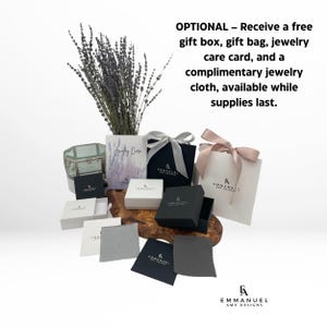 Peut inclure: Un ensemble d'emballages pour bijoux comprenant des bo&icirc;tes cadeaux blanches et noires, un sac cadeau blanc avec un ruban rose, un chiffon de polissage gris, un chiffon noir, une carte d'entretien et un bouquet de lavande avec EMMANUEL AMY DESIGNS.