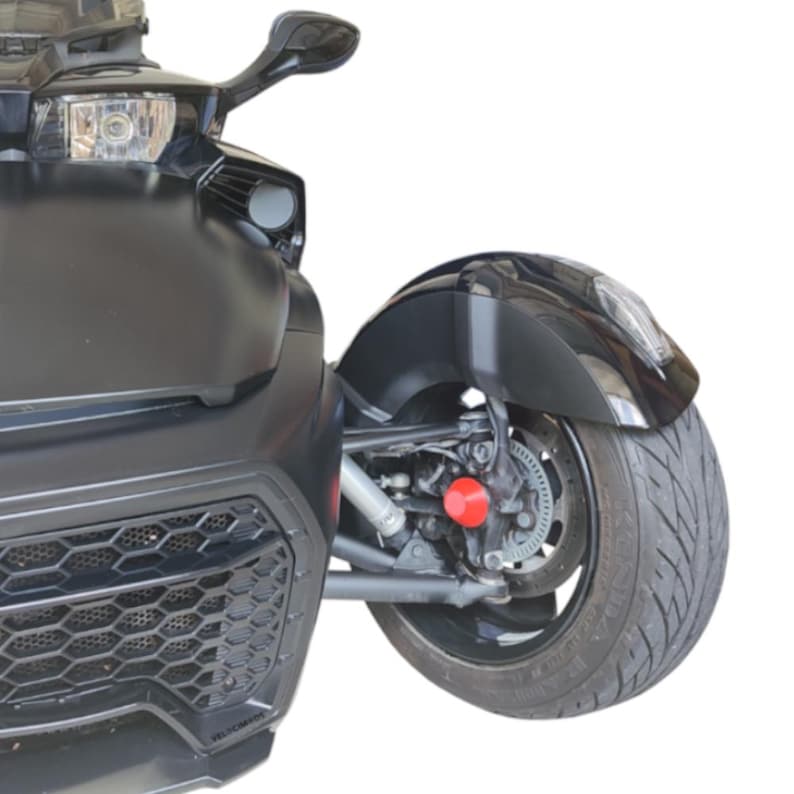 K&ouml;nnte beinhalten: Ein schwarzes dreir&auml;driges Motorrad mit Frontscheinwerfer, Seitenspiegel und gro&szlig;em Reifen. Die Vorderseite des Fahrzeugs hat einen schwarzen K&uuml;hlergrill und eine rote Komponente in der N&auml;he des Rades.